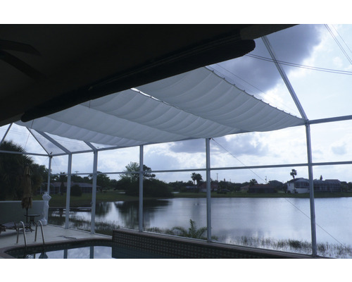 Zastřešená terasa s bazénem a výhledem na jezero pro venkovní použití