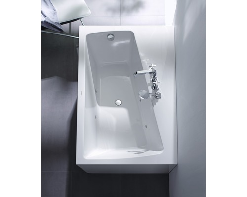 Obdélníková vana s vodovodní baterií v koupelně