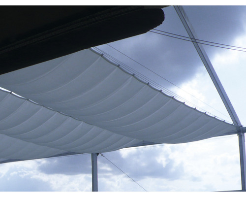 Detailní pohled na flexibilní terasové zastřešení s látkovými pruhy mezi kovovými rámy