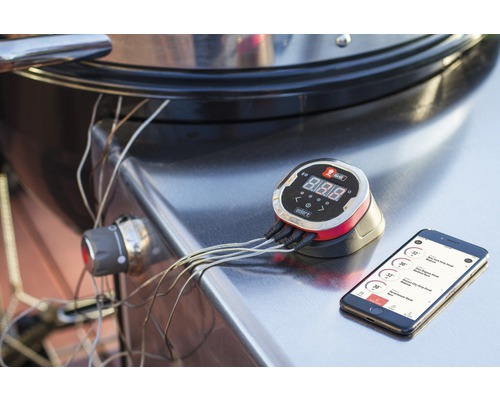 Grilovací teploměr Weber s digitálním displejem a připojením ke smartphonu na grilu