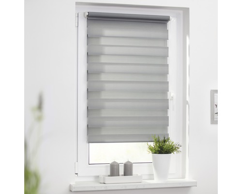 Šedá roleta dvojitá na okně pro regulaci světla a soukromí