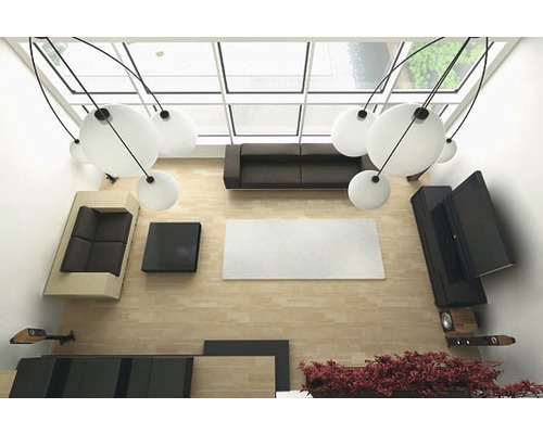 Pohled shora na obývací pokoj s pohovkami, stolem a osvětlením pod skleněnou střechou