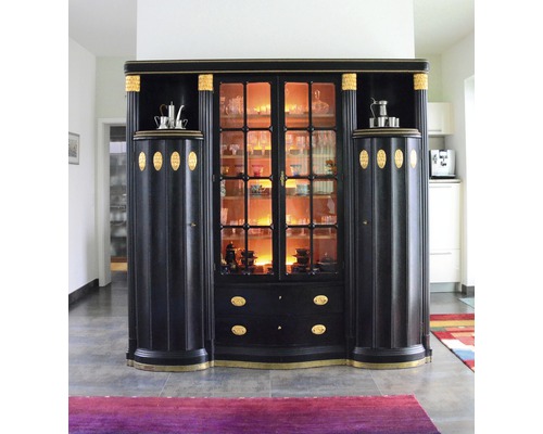 Prosklená skříň s prosklenými dveřmi, zásuvkami a policemi