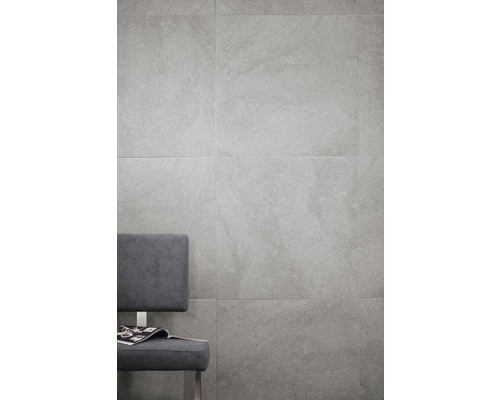 Nástěnná dekorace s šedými dlaždicemi a posezením