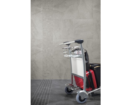 Obklady stěn a podlah s vozíkem v interiéru