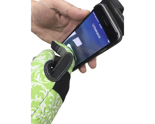 Ruka v zahradní rukavici ovládá smartphone.