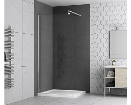 Moderní koupelna se skleněným sprchovým koutem, sprchovou hlavicí a skříňkou pod umyvadlo