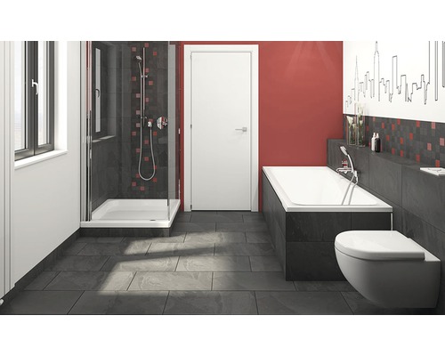 Světlá koupelna se sprchou, vanou a toaletou