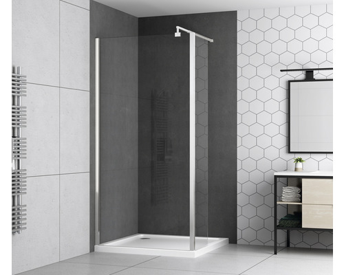 Koupelna se skleněným sprchovým koutem a úložným prostorem