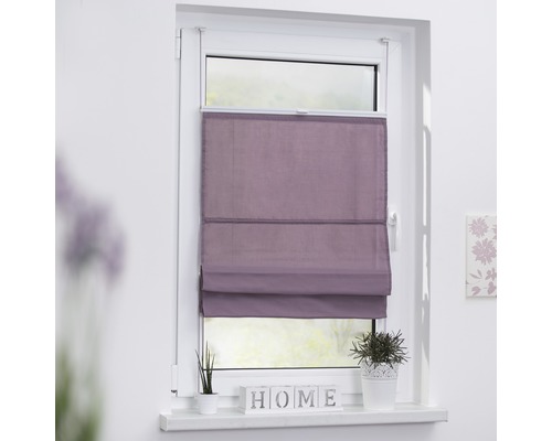 Okno s polozavřenou skládanou roletou pro dekoraci a zastínění