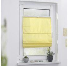 Žlutá skládaná roleta na okně s dekorací na parapetu
