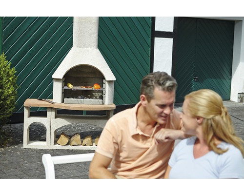 Betonový grilovací krb s úložným prostorem na dřevo a dvě osoby