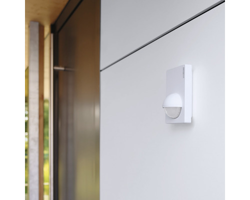 Venkovní nástěnný detektor pohybu namontovaný na zdi.