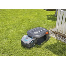 Robotická sekačka Gardena v nabíjecí stanici na trávníku