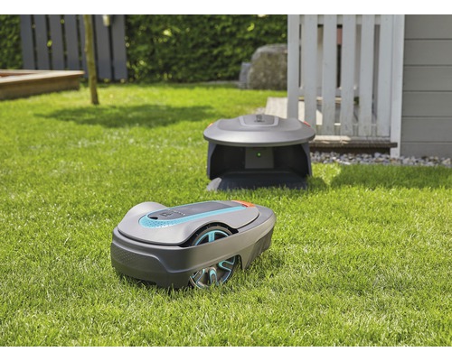 Robotická sekačka Gardena s nabíjecí stanicí na trávníku