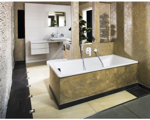 Světlá koupelna s vanou, umyvadlem a zrcadlem