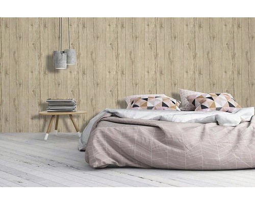 Ložnice s dřevěnou tapetou na stěně, postelí a nočním stolkem