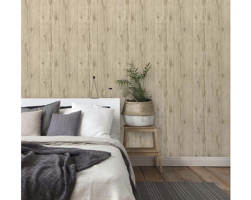 Ložnice s dřevěnou tapetou na stěně, postelí a dekorací