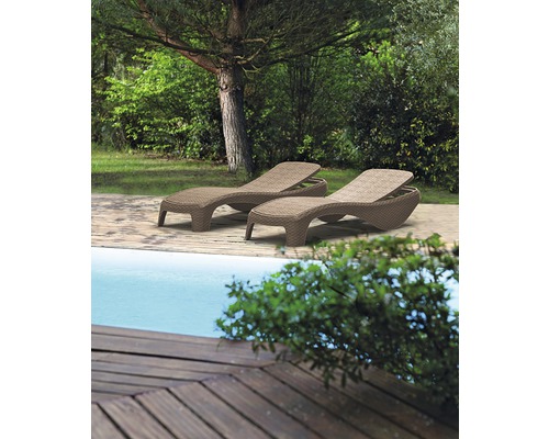 Dvě proutěná zahradní lehátka u bazénu