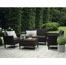 Zahradní nábytek se sedačkou, křesly a stolem na terase.