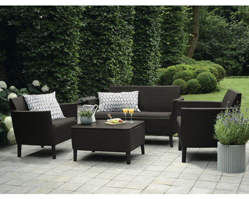 Zahradní nábytek se sedačkou, křesly a stolem na terase.