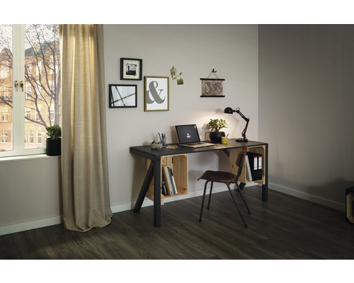 Světlá pracovna s pracovním stolem ze dřeva a kovu, notebookem, stolní lampou, dřevěnou židlí a dekoracemi