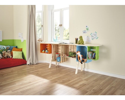 Dětský pokoj se stolem z dřevěných beden a hračkami