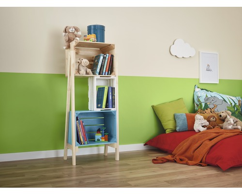 Dětský pokoj s policí z dřevěných beden, hračkami a polštáři