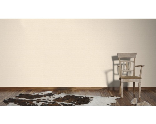 Interiér pokoje se židlí, kobercem a dřevěnou podlahou