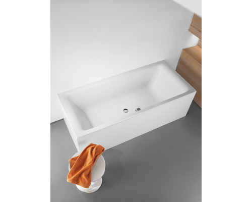 Obdélníková vana ze sanitárního akrylátu s přepadem a ručníkem na stoličce