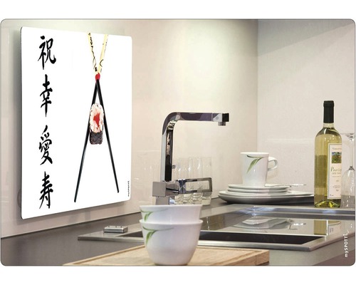 Kuchyňská scéna s nástěnnou malbou, dřezem, baterií a nádobím