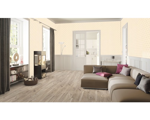 Obývací pokoj s pohovkou, knihovnou a vzorovanou tapetou