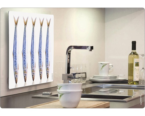 Kuchyňská scéna s ochrannou stěnou s motivem ryb