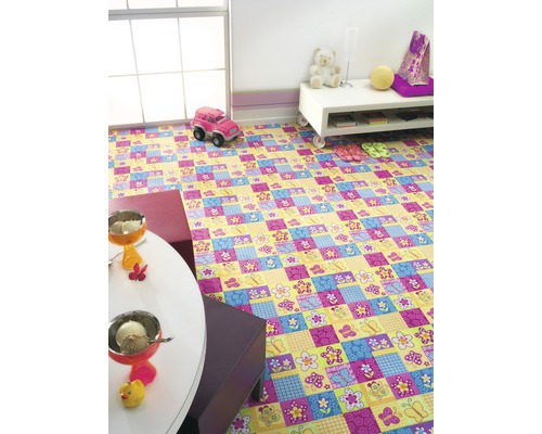 Pohled do dětského pokoje s hračkami a PVC podlahou s motivy vhodnými pro děti