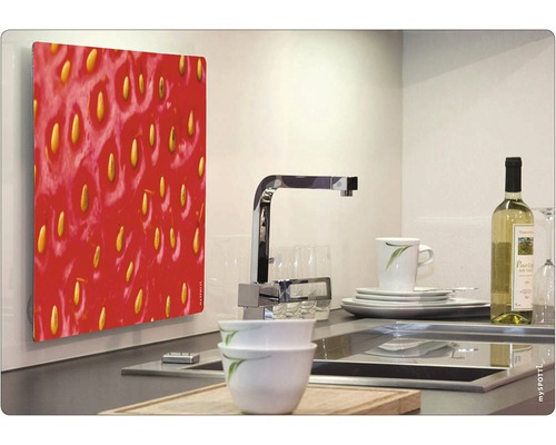 Kuchyňská zástěna s motivem jahody v moderní kuchyni