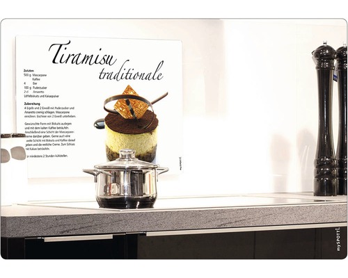 Recept na tiramisu vedle hrnce na kuchyňské lince