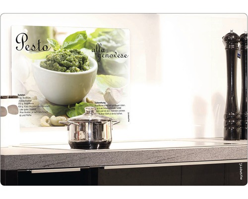 Kuchyňská scéna s hrncem na sporáku a receptem na pesto alla Genovese v pozadí