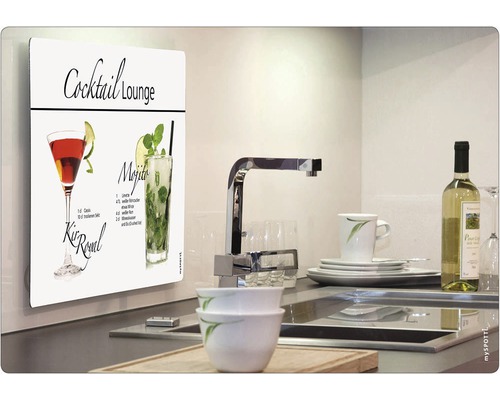 Kuchyňská zástěna s motivem Cocktail Lounge vedle dřezu.