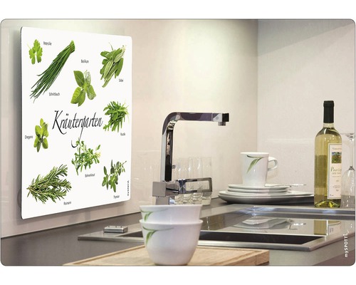 Magnetická tabule bylinkové zahrady v kuchyni s dřezem a nádobím