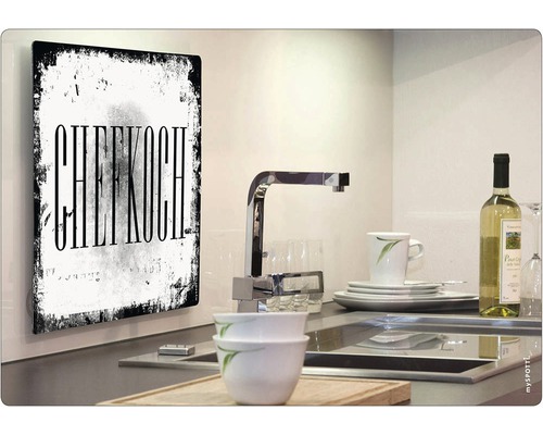 Kuchyňská scéna s kuchyňským obkladem a dřezem