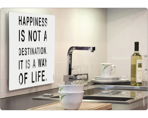 Kuchyňská scéna s umyvadlem, vodovodní baterií, nádobím, lahví vína a ozdobnou cedulkou s nápisem Štěstí není cíl, je to způsob života.
