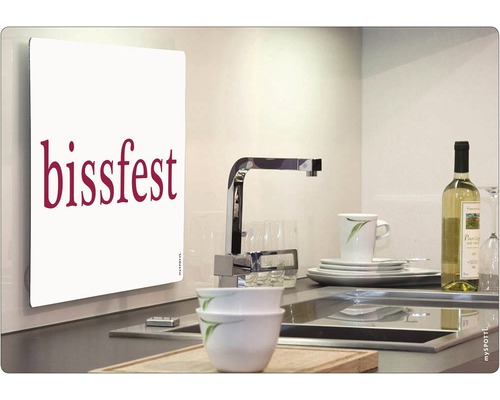 Kuchyňská scéna s ochranou proti stříkající vodě a nápisem odolným proti kousnutí