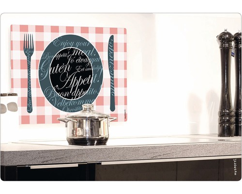Kuchyňská scéna s hrncem, mlýnky na pepř a tištěnou skleněnou deskou s motivy příborů a nápisem Dobrou chuť