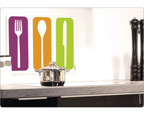 Kuchyňská scéna s hrncem na sporáku a kuchyňskou zástěnou s motivy nožů, vidliček a lžic