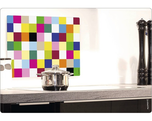 Kuchyňská scéna s hrncem a barevnou ochranou stěny