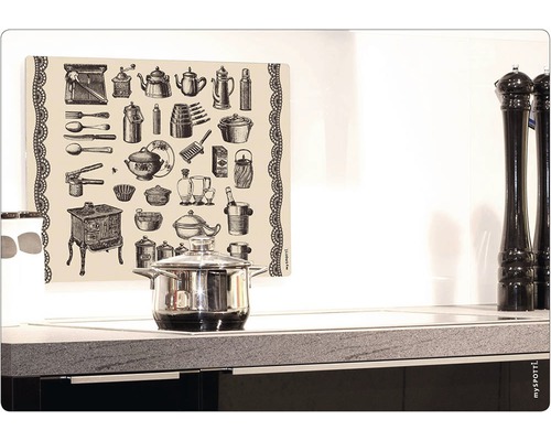 Kuchyňská scéna s hrncem na sporáku a ochranou proti stříkající vodě s kuchyňskými motivy