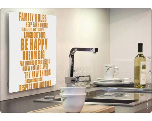 Dekorativní štít s textem Rodinná pravidla v moderní kuchyni
