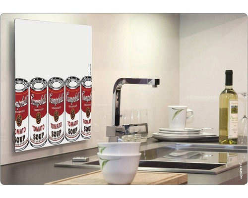 Dekorativní topné těleso s motivem plechovek od polévky v kuchyni