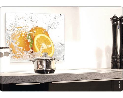 Kuchyňská scéna s ochranou proti stříkající vodě s motivem pomeranče za varnou deskou