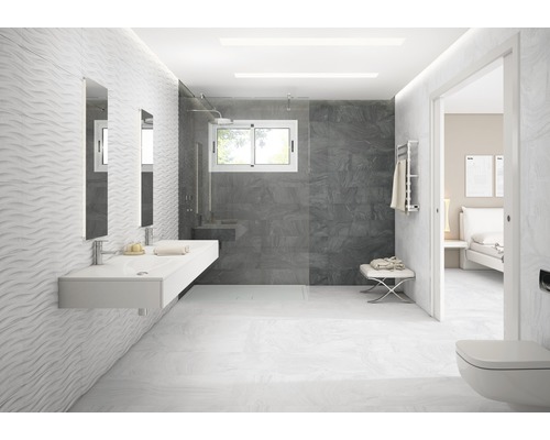 Světlá koupelna s umyvadlem, zrcadly, sprchou a toaletou.